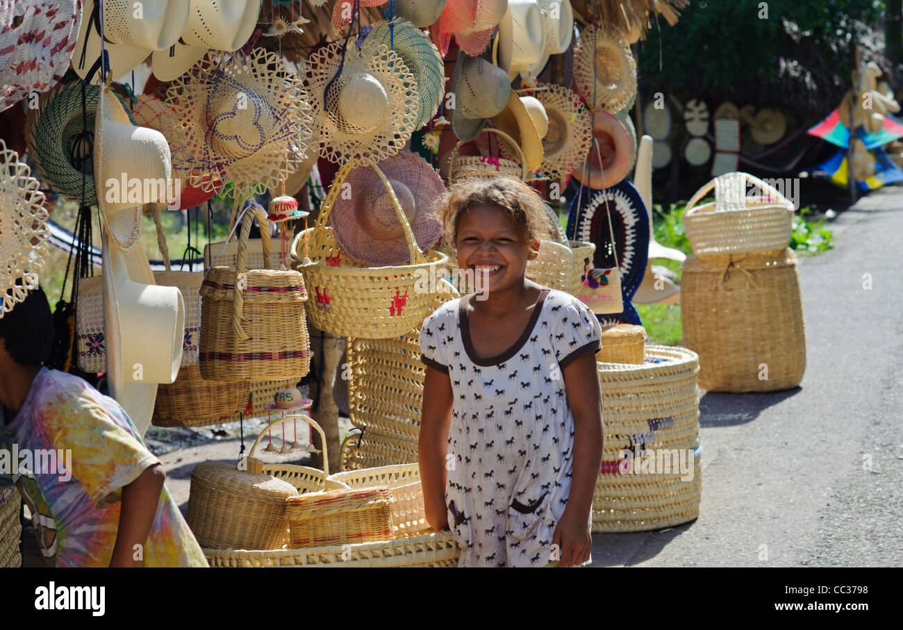 Felice giovani dark scuoiati ragazza dal mercato stradale la vendita di cesti e cappelli in Honduras Foto Stock