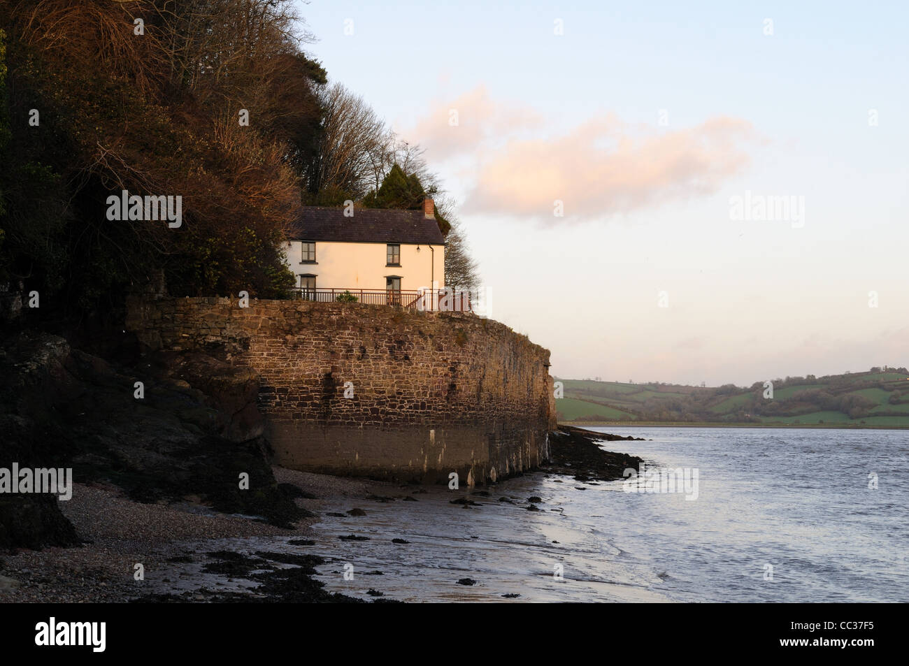 Boat House Lagharne ex casa del poeta e autore di Dylan Thomas il TAF Estuary al tramonto Carmarthenshire Galles Cymru REGNO UNITO GB Foto Stock