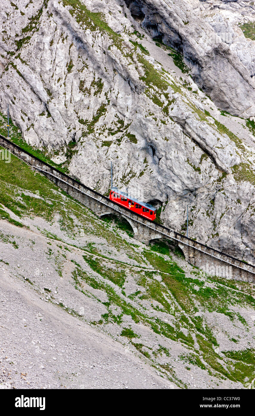 Allenatore del Pilatus ferrovia di montagna si avvicina il picco Foto Stock