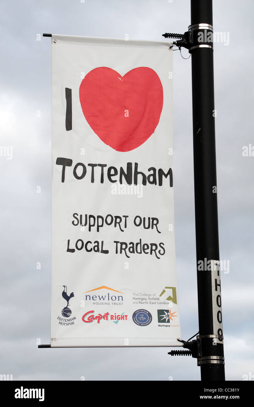 "Io amo Tottenham" campagna banner su una lampada posta sul Tottenham High Road, Tottenham, Londra, Regno Unito. Foto Stock