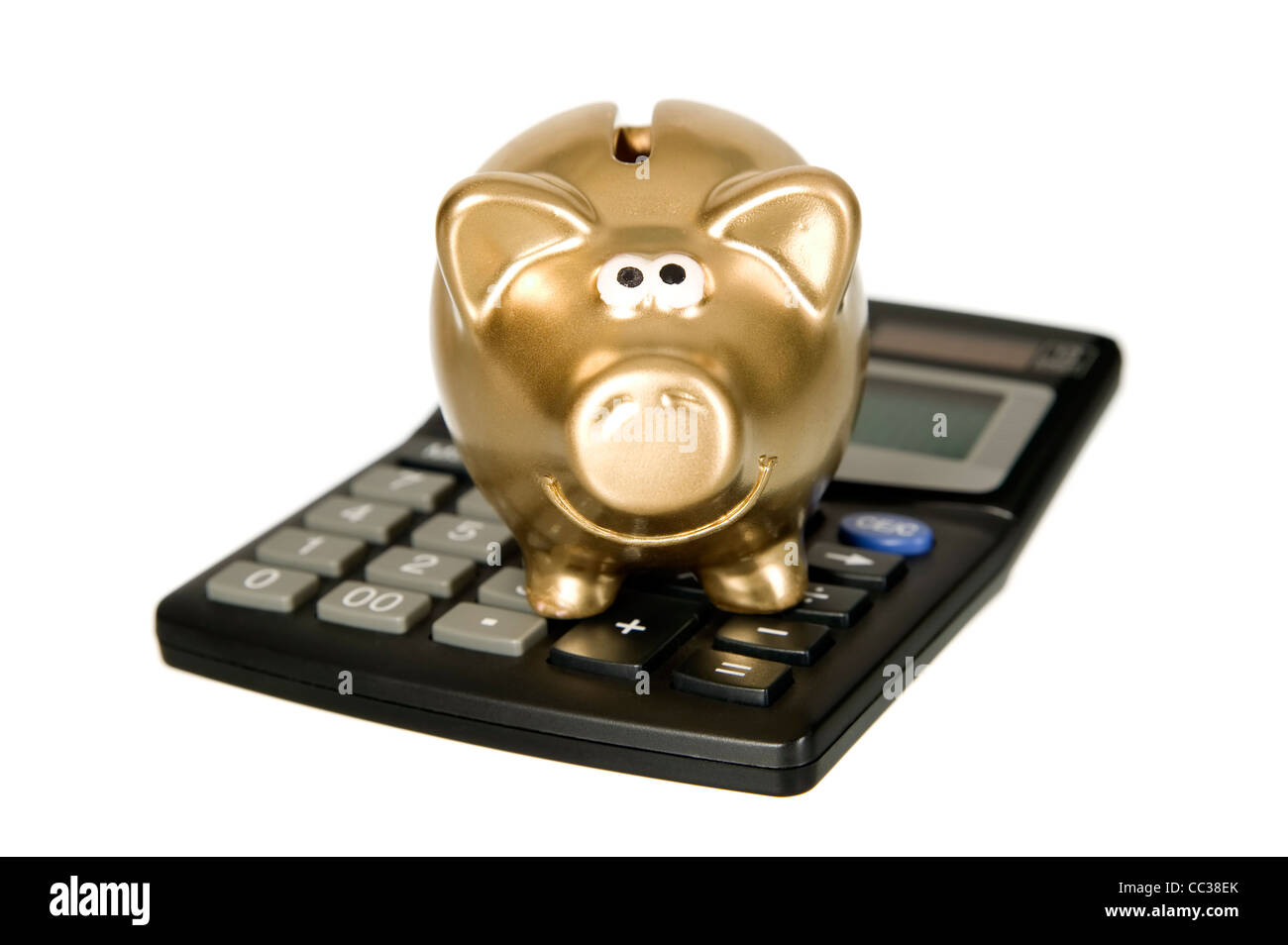 Golden salvadanaio maiale per il risparmio in piedi sulla calcolatrice Foto Stock