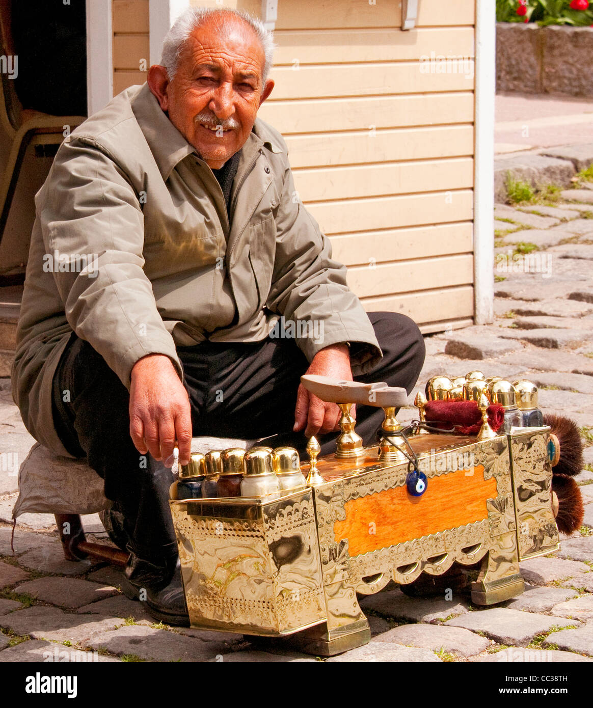 L'uomo con il suo lustrascarpe business impostato lungo la strada, Istanbul, Turchia Foto Stock