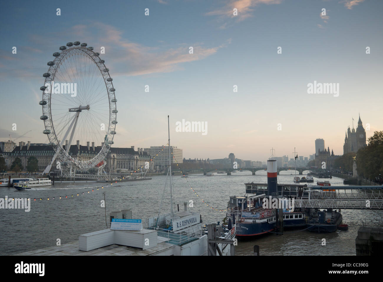 La skyline di Londra dal Giubileo d oro di ponti Foto Stock