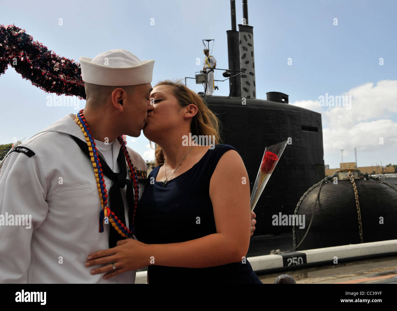 Filippo Martinez è salutato con un bacio da sua moglie come egli approda prima dal Los Angeles-class attack submarine USS Columb Foto Stock