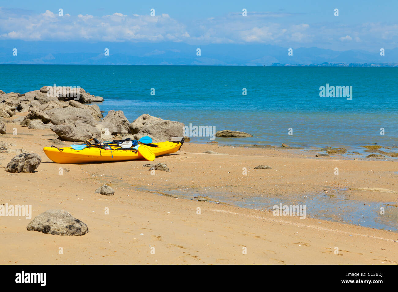 Kayak di mare sulla spiaggia Foto Stock