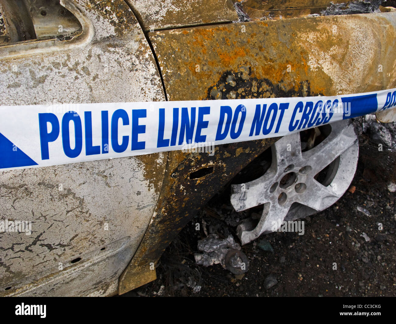 Bruciata auto in un parcheggio a Chobham comune, Surrey, Regno Unito Foto Stock