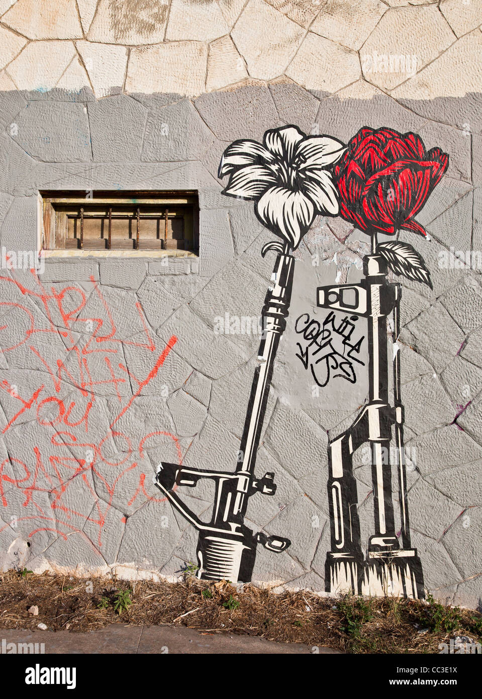 Shepard Fairey 'Pistole e Rose' Wheatpaste arte di strada in oriente Austin, Texas Foto Stock