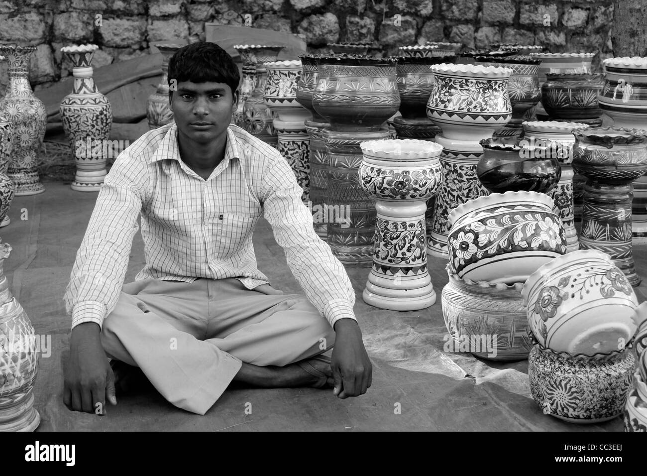 Venditore ambulante in India la vendita tradizionale artigianato ceramico Foto Stock