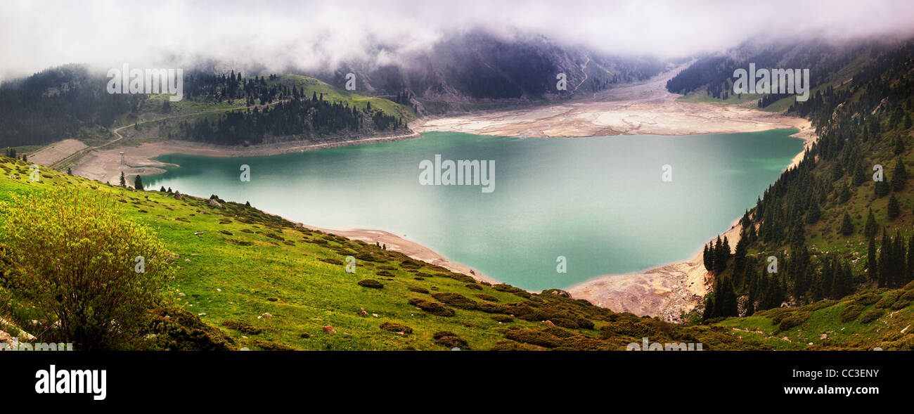 Panorama del grande Lago di Almaty (BAO), Kazakistan Foto Stock