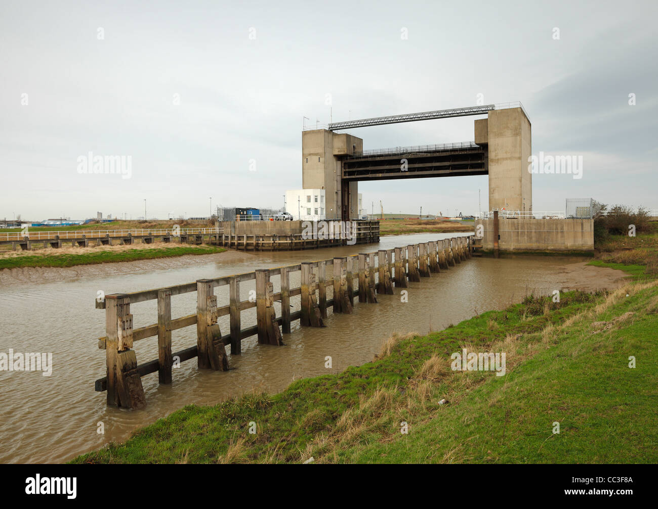 Il fiume Darent flood barrier. Foto Stock