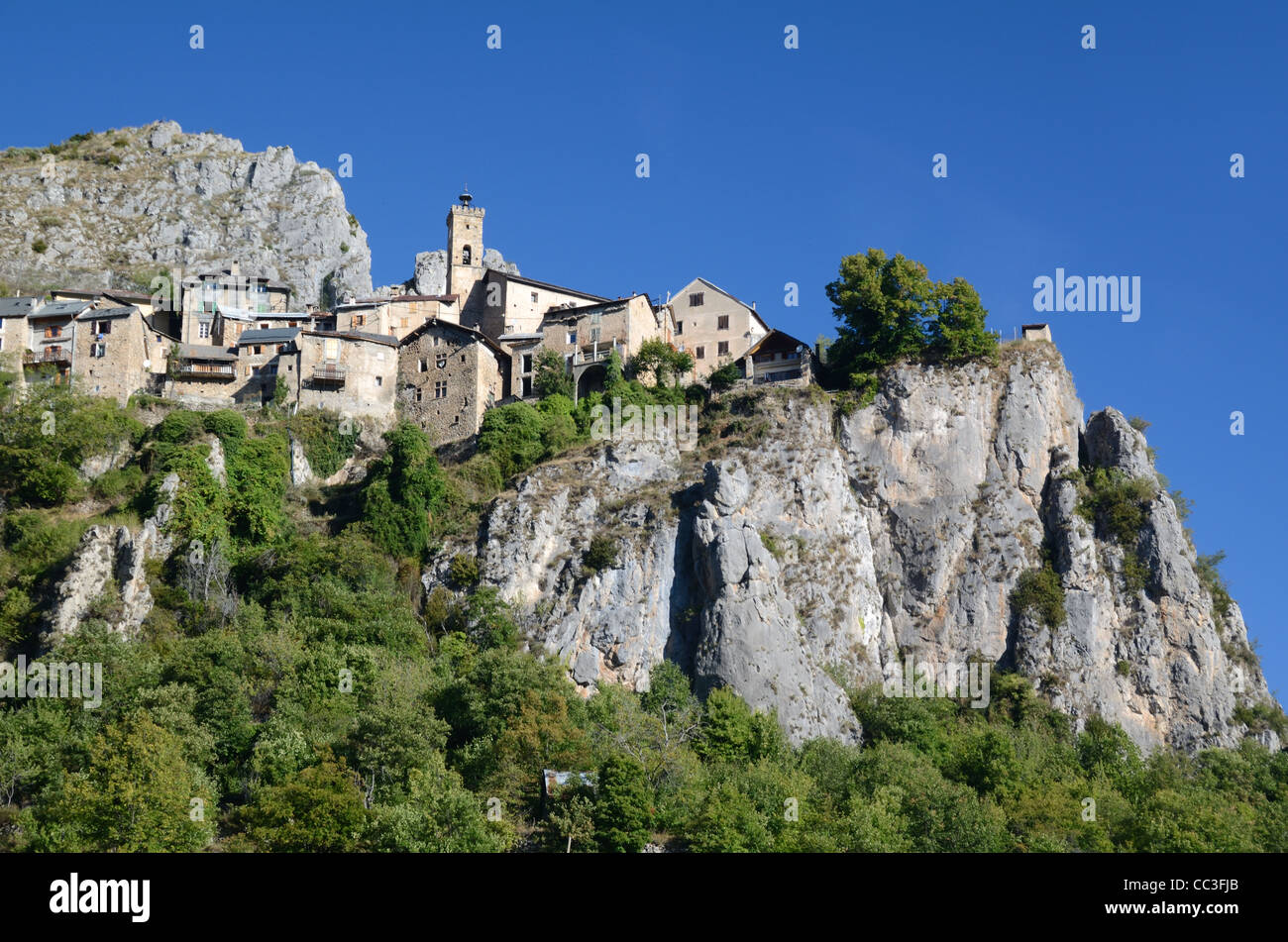 Il Villaggio Alpino di Roubion arroccato su un affioramento roccioso, Parco Nazionale del Mercantour, Alpi Marittime Francia Foto Stock