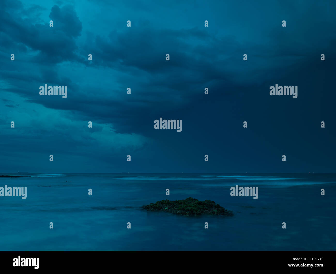 Tempesta davanti al tramonto si avvicinano. Corrimal Beach, NSW Australia Foto Stock