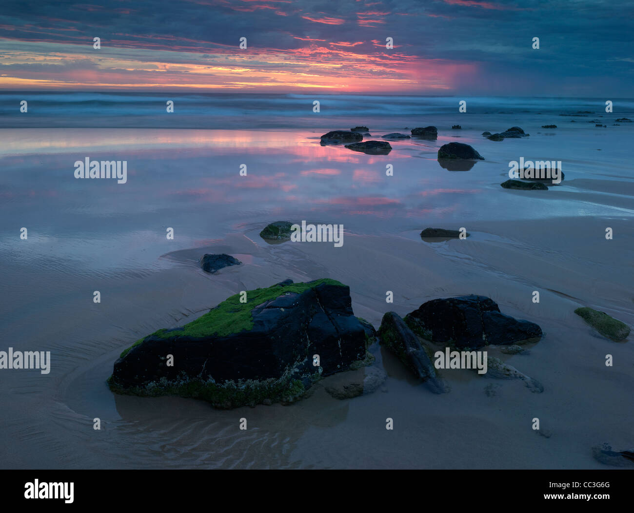 Twilight colori e rocce nere, Towradgi punto, Illawarra, NSW Australia Foto Stock
