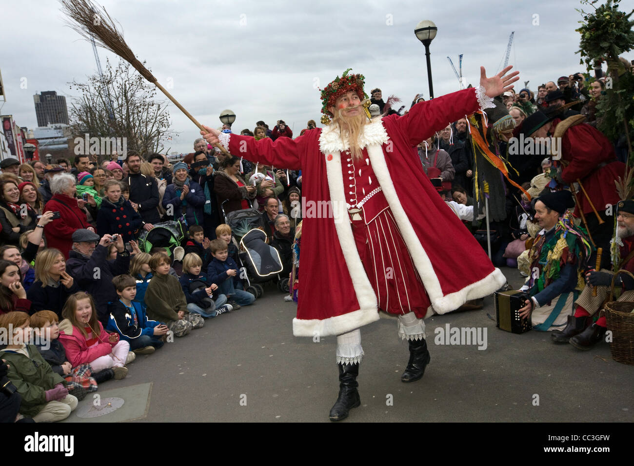 Un attore vestito come un personaggio di Folklore esegue un gioco tradizionale che dà il benvenuto al nuovo anno in un wassail Foto Stock