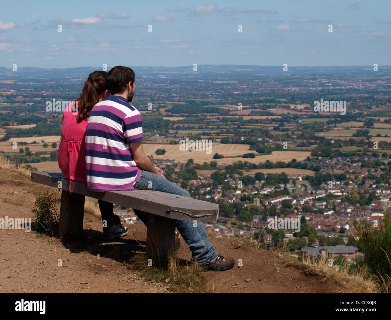 Coppia giovane guardando la vista, il Malvern Hills, Worcestershire, Regno Unito Foto Stock