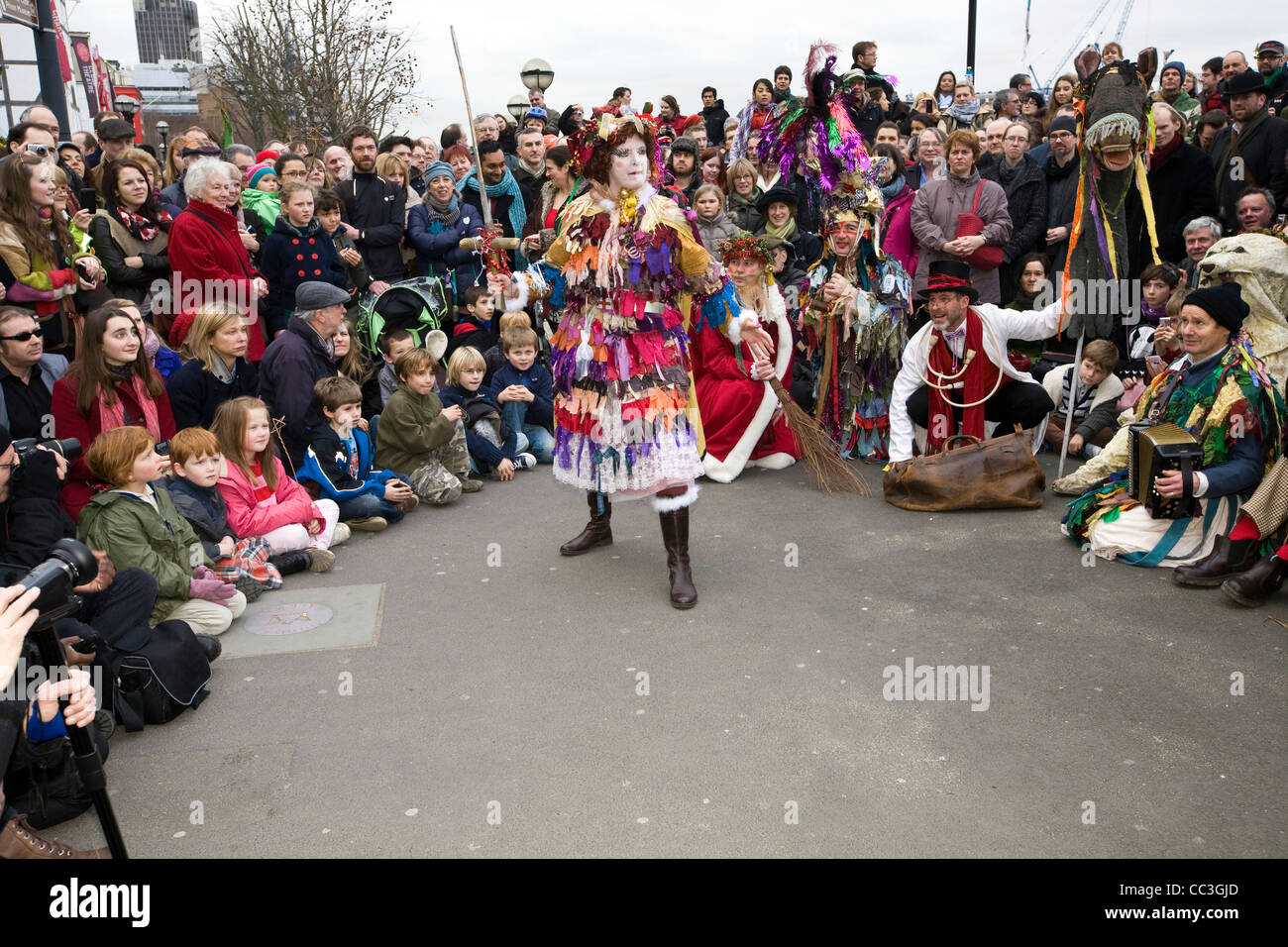 Un attore vestito come un personaggio di Folklore celebrando un 'wassail' Herald il nuovo anno davanti a un pubblico Foto Stock