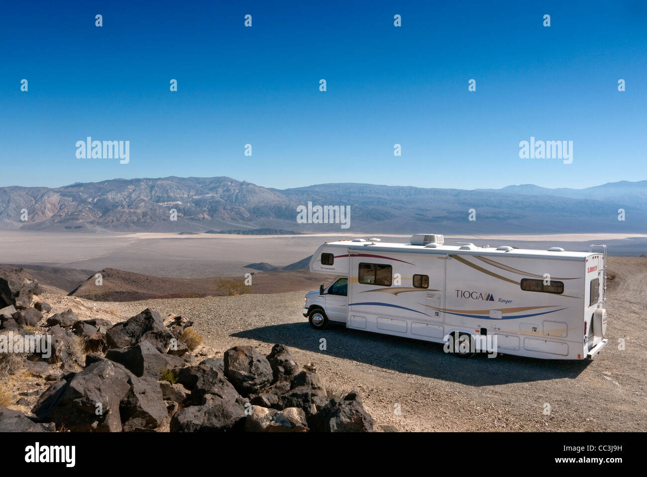 Motor Home parcheggiato al di sopra di Death Valley California USA Foto Stock
