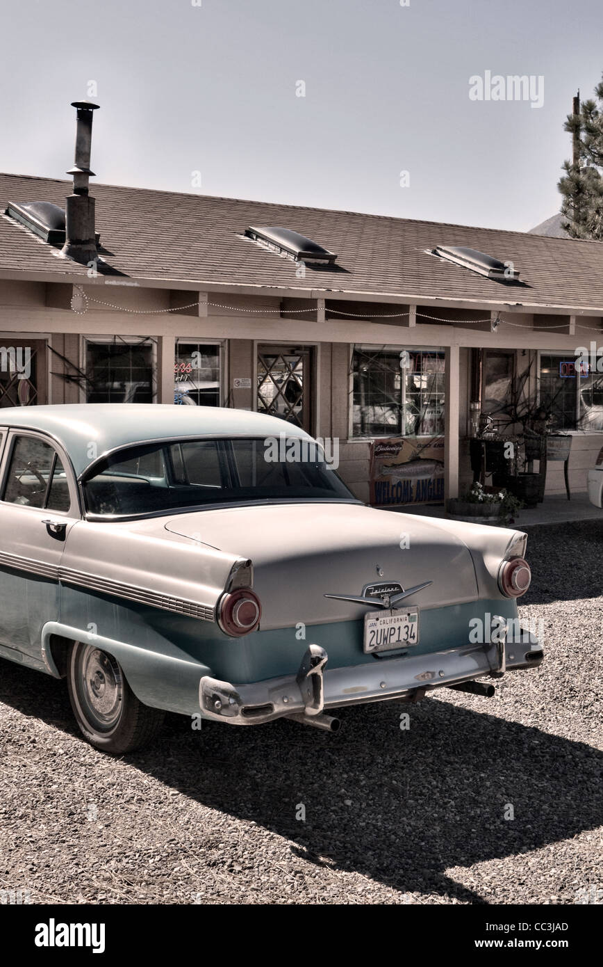 Anni sessanta Ford Fairlane parcheggiata fuori a cena in California USA Foto Stock