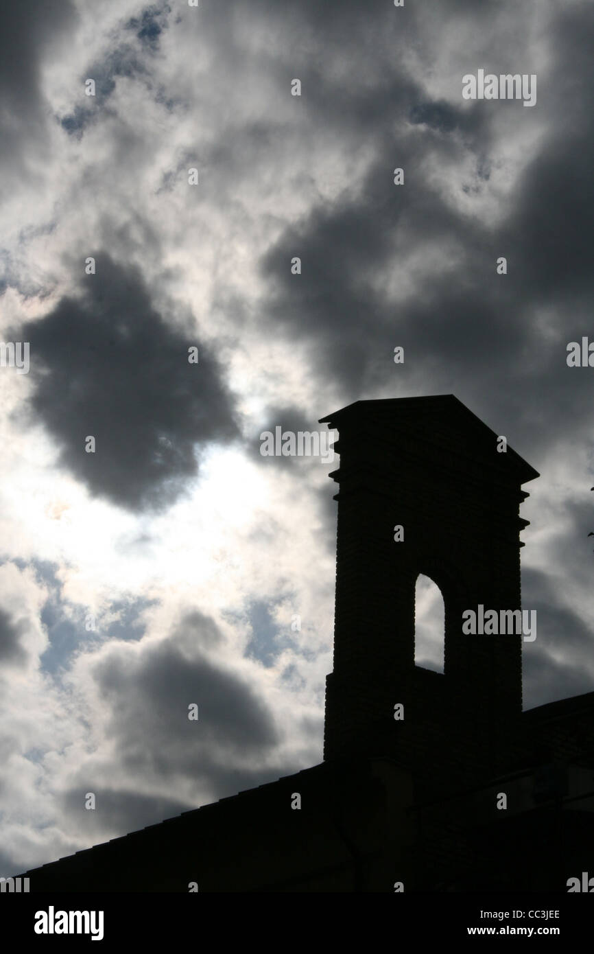 Tipo di chiesa torre campanaria e scuro moody sky Foto Stock