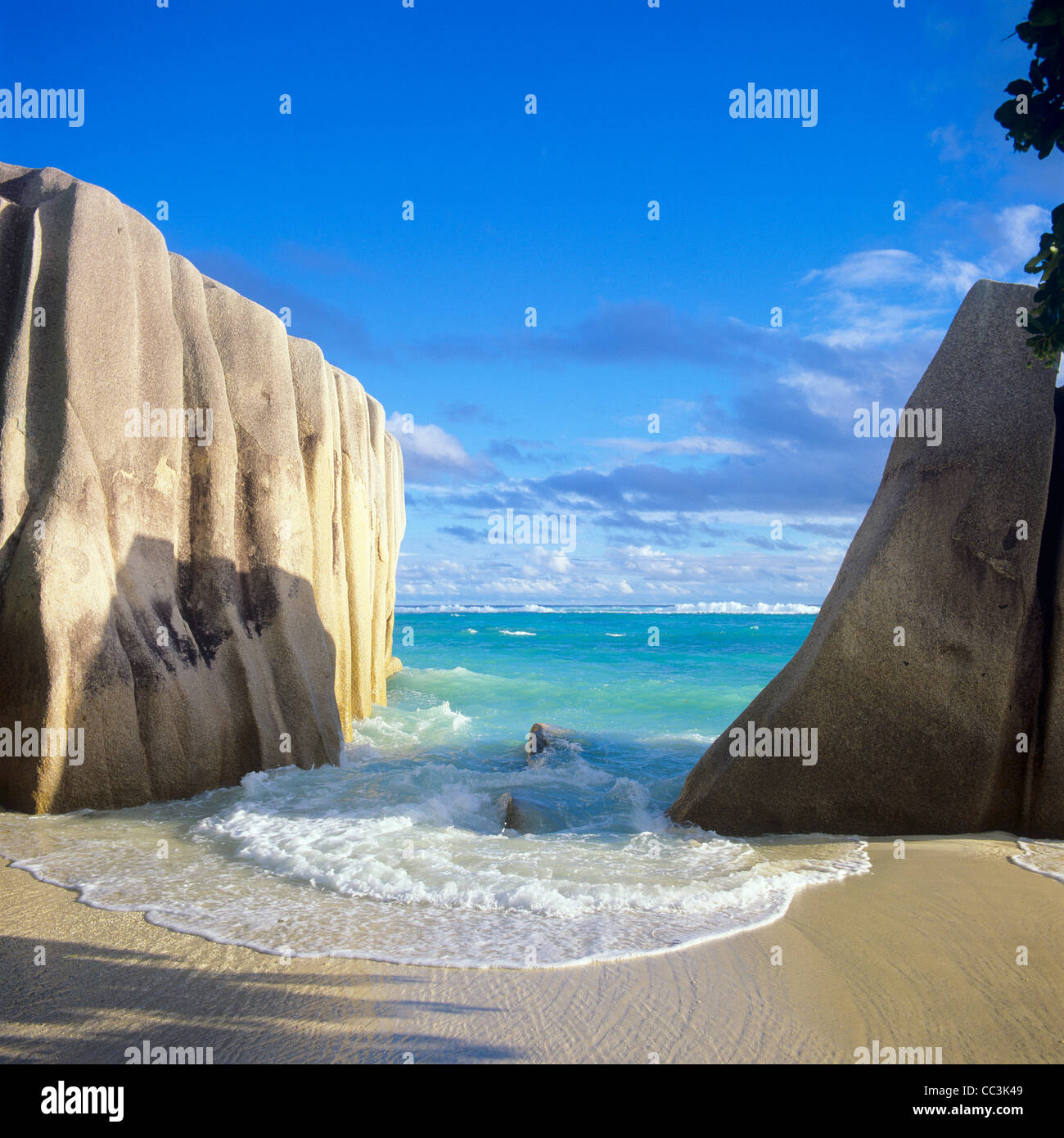 Schiuma di mare sulla spiaggia tra le rocce di granito, il La Digue Island, Seicelle Foto Stock