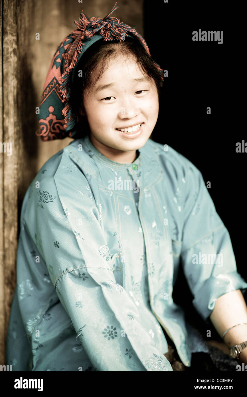 Ritratto di un bianco tribeswoman Hmong in remoto villaggio di cantato La in Ha Giang provincia, nel Vietnam del Nord, del sud-est asiatico. Foto Stock