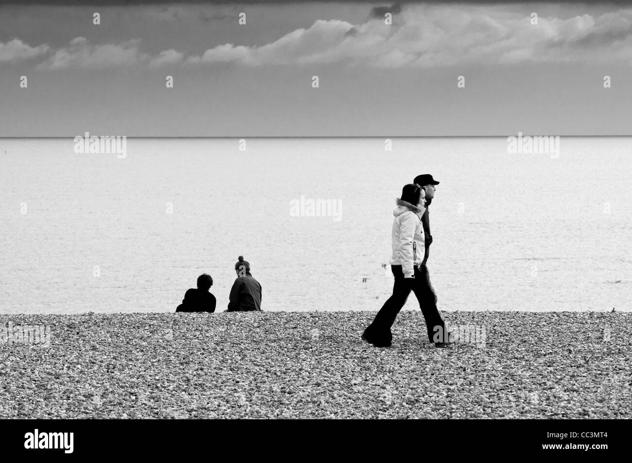 La gente camminare sulla spiaggia con ghiaia,brighton,sussex,l'Inghilterra,uk,l'Europa Foto Stock