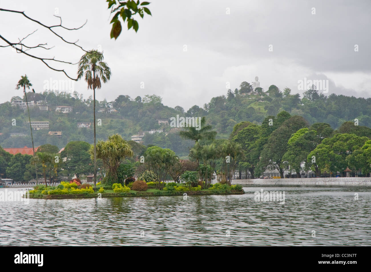 Lago Kandy nel centro di Kandy (Maha Nuvara), Sri Lanka Foto Stock