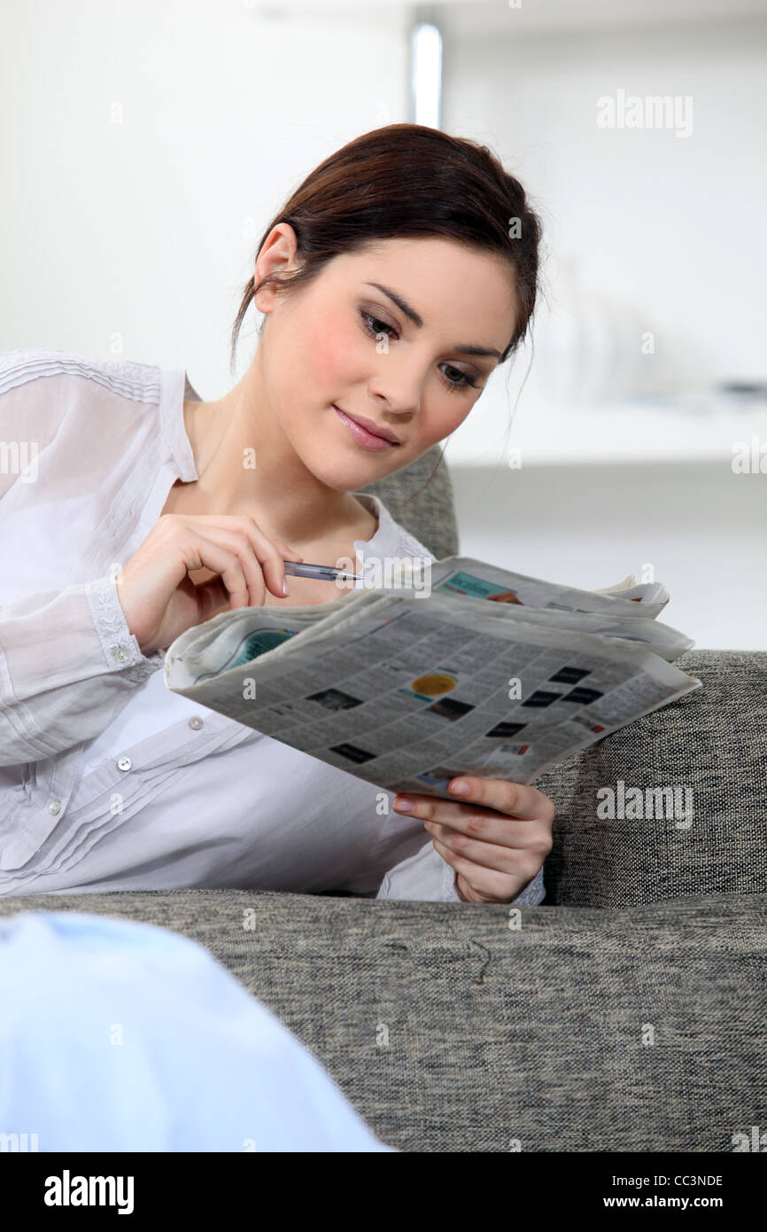 Donna facendo il cruciverba Foto Stock
