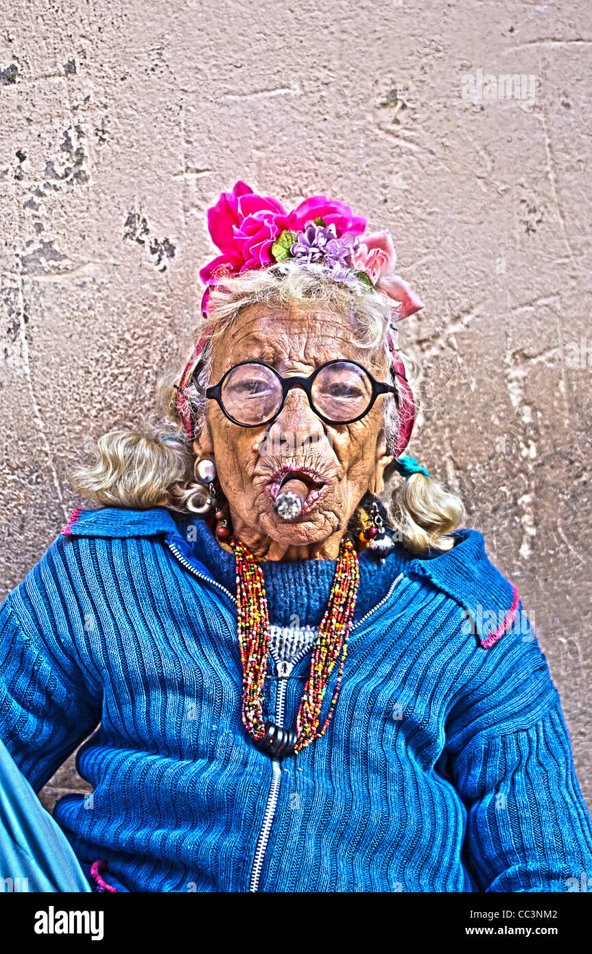 Vecchia donna fumatori,Sigaro avana, Cuba Foto Stock