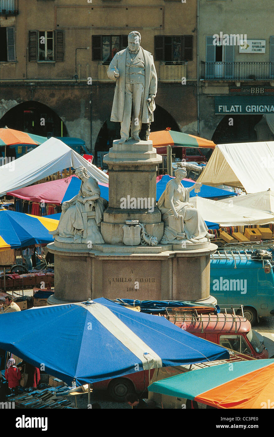 Piazza Cavour mercato di Vercelli Foto Stock