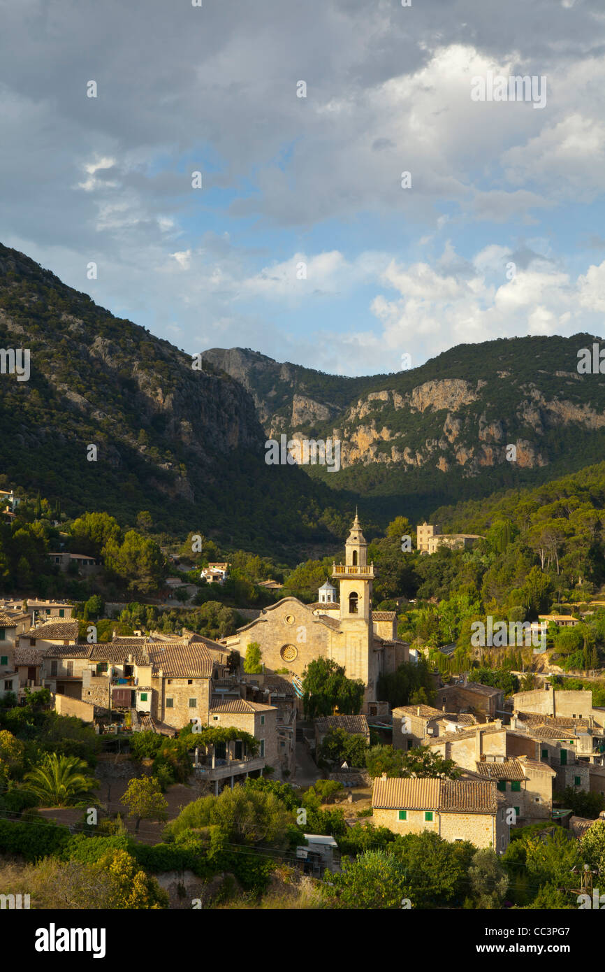 Panoramica sul villaggio, Valldemossa, Maiorca, isole Baleari, Spagna Foto Stock