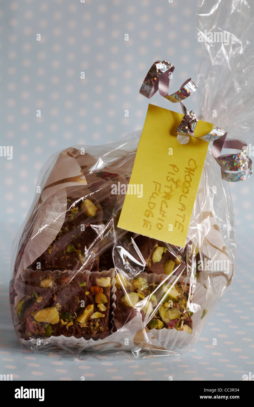 Borsa di cioccolato artigianale e pistacchio fudge avvolto come un regalo di Natale Foto Stock