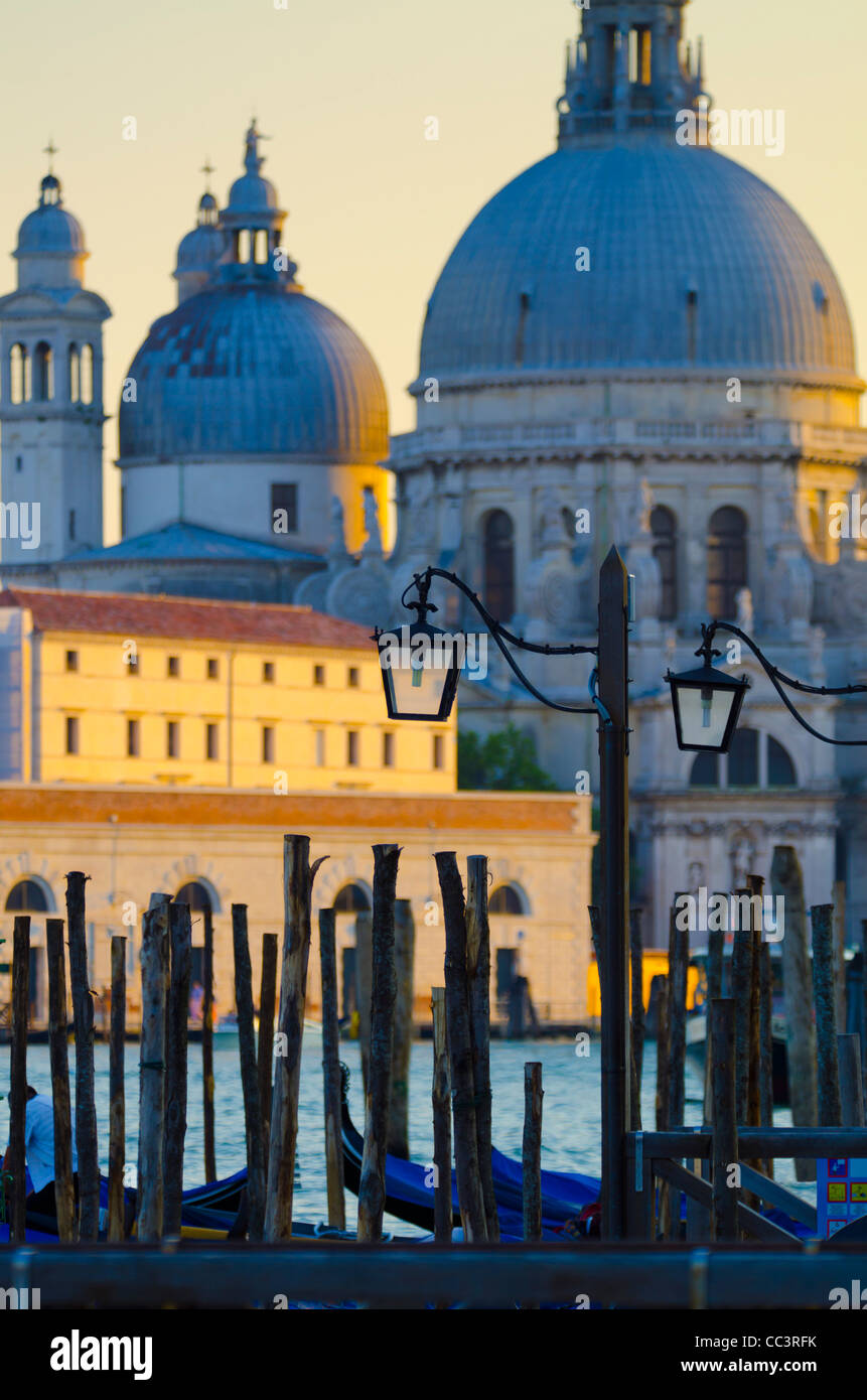 L'Italia, Veneto, Venezia, Chiesa di Santa Maria della Salute, attraverso Basino di San Marco Foto Stock