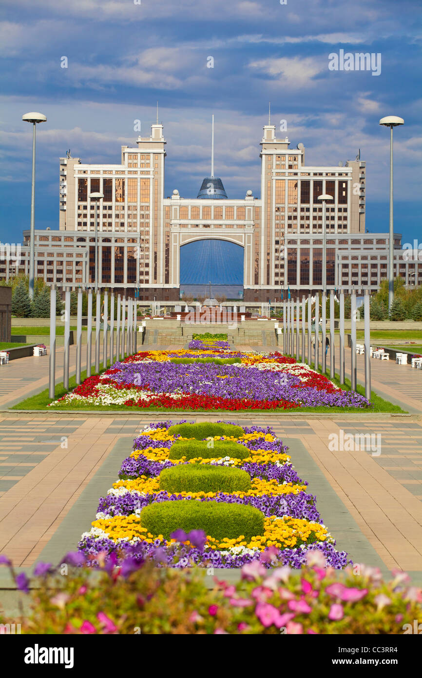 Il Kazakistan, Astana, Nurzhol Bulvar - edificio KazMunaiGas home per il petrolio e il Gas ministero, a destra è il trasporto e comunicazioni edificio con Shatyr centro per lo shopping e per il divertimento in background Foto Stock