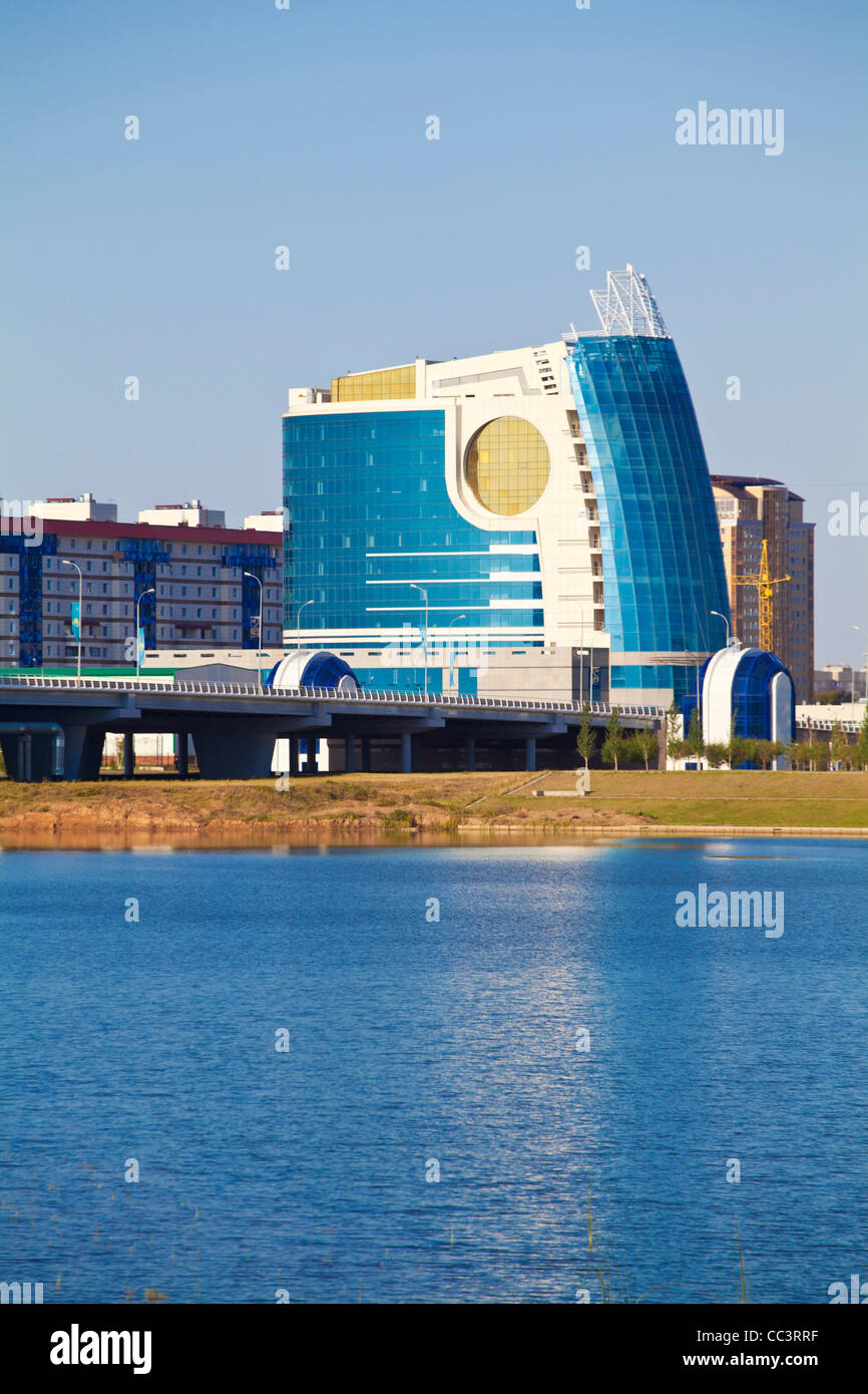 Il Kazakistan, Astana, vista di buisness center vicino auditorium di stato Foto Stock