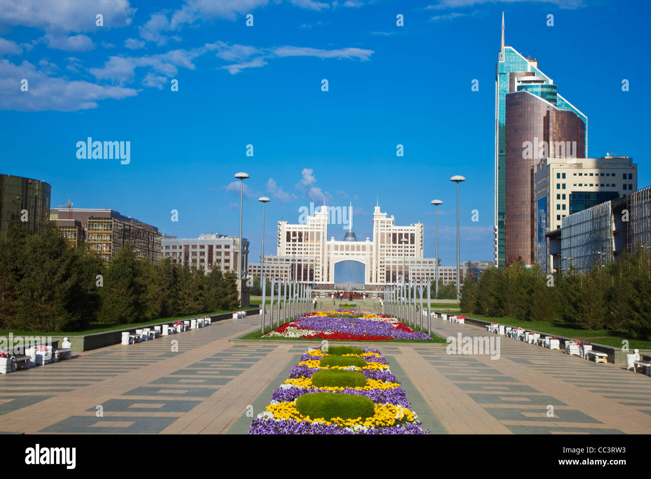 Il Kazakistan, Astana, Nurzhol Bulvar - edificio KazMunaiGas home per il petrolio e il Gas ministero, a destra è il trasporto e comunicazioni edificio con Shatyr centro per lo shopping e per il divertimento in background Foto Stock