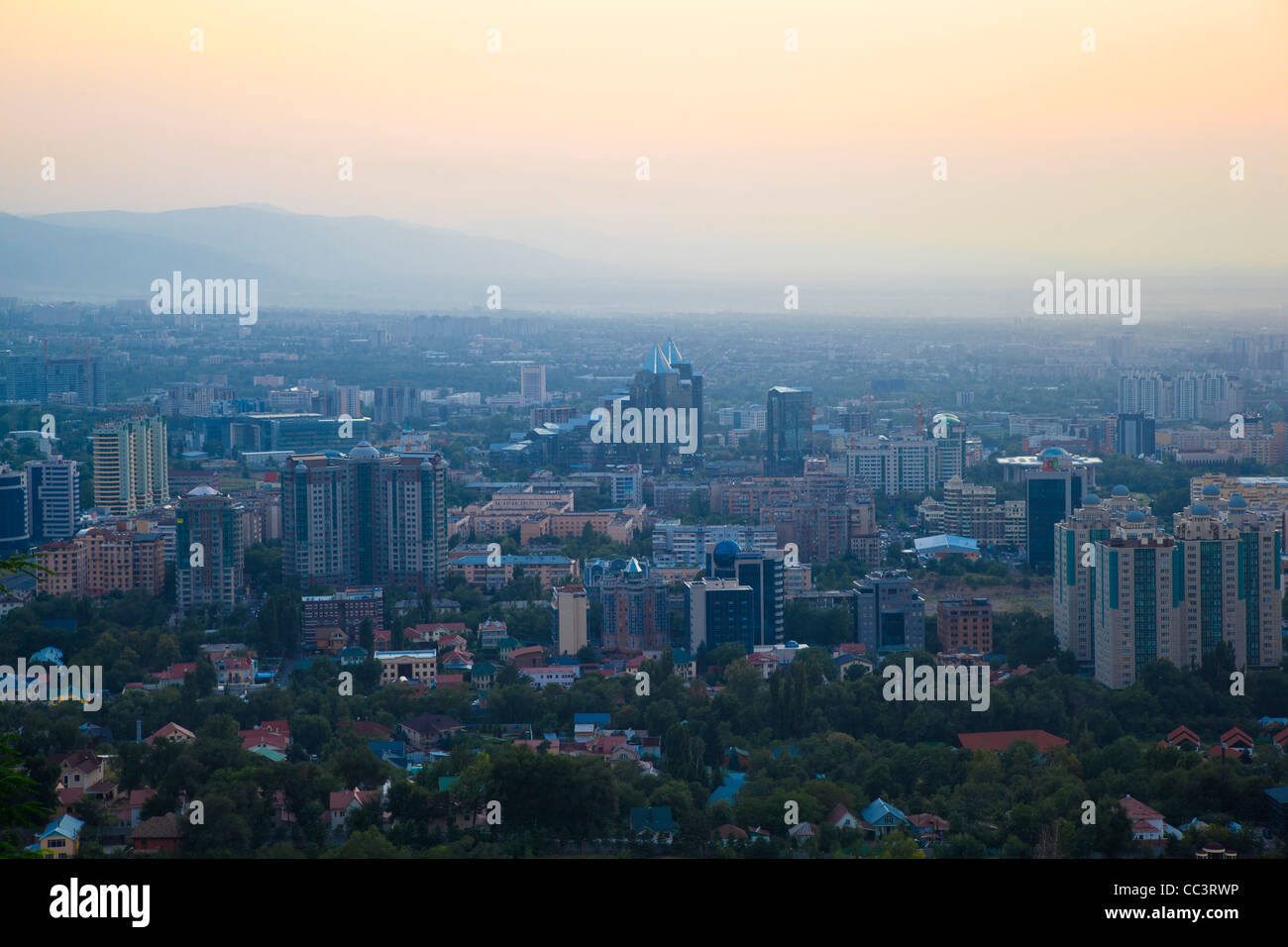 Il Kazakistan, Almaty in vista della città di Almaty da Kok-Tobe Foto Stock