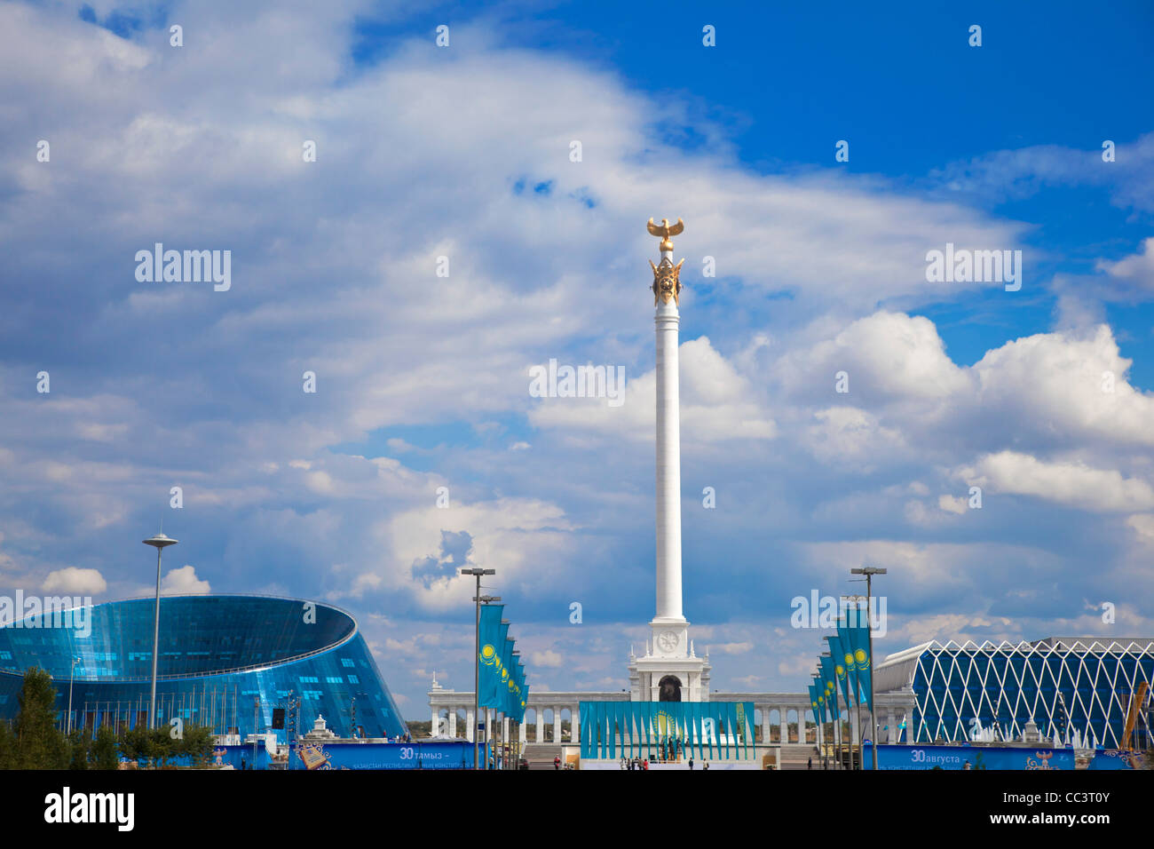 Il Kazakistan, Astana, monumento KazakYeli (kazako paese), Shabyt Palazzo delle Arti e il palazzo di indipendenza Foto Stock