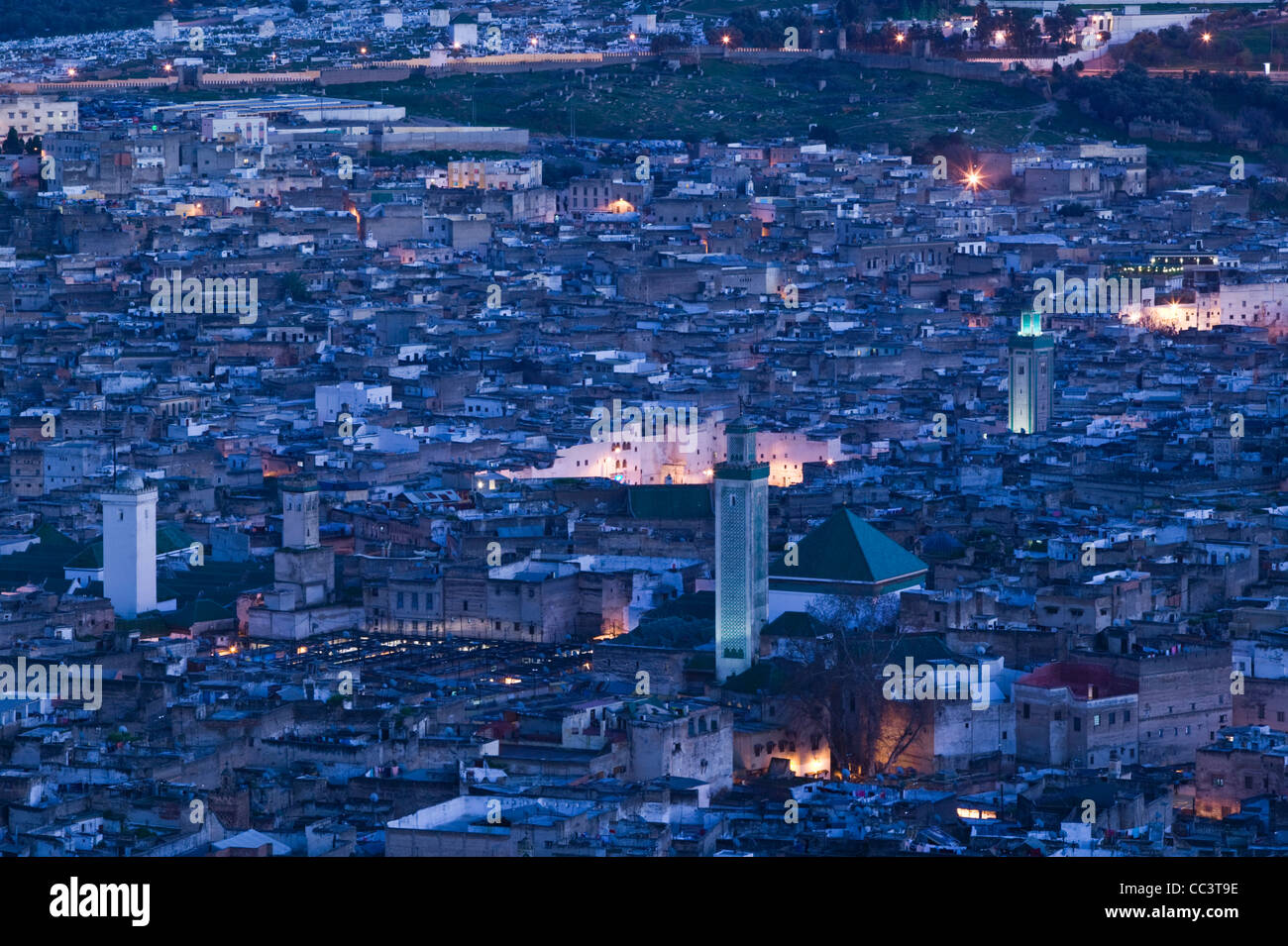 Il Marocco, Fes, Fes El-Bali (vecchio FES), sera vista da tombe Merenid Foto Stock