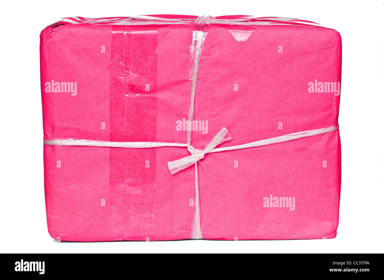 Un pacco avvolto in carta marrone e legati con spago ruvido e etichetta vuota, isolato su sfondo bianco Foto Stock