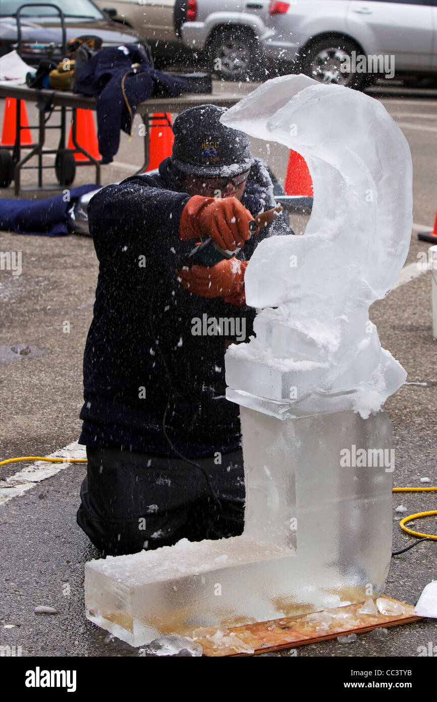 National Ice Carving Association Collegiata Invitational Scultura su ghiaccio la concorrenza in Olanda, Michigan. Foto Stock