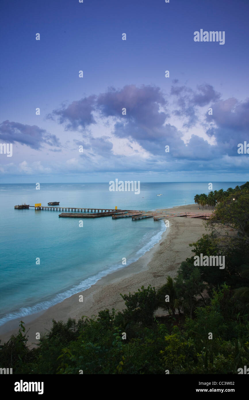 Puerto Rico, Costa Ovest, Aguadilla, Crashboat Beach, vista in elevazione, alba Foto Stock