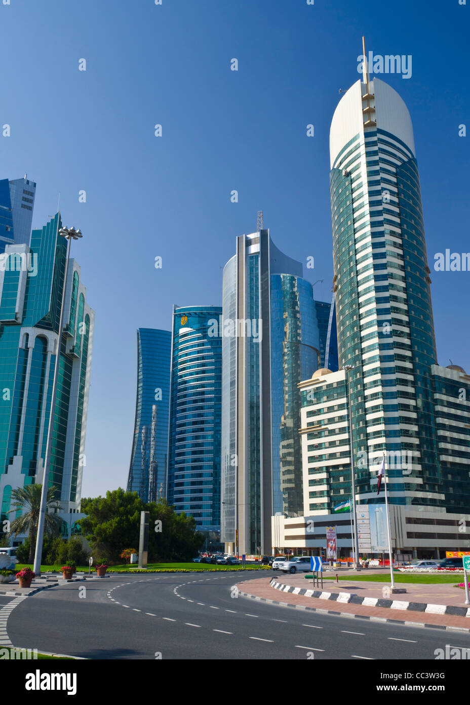 Il Qatar Doha Corniche,edifici moderni accanto a Sheraton rotonda Foto Stock