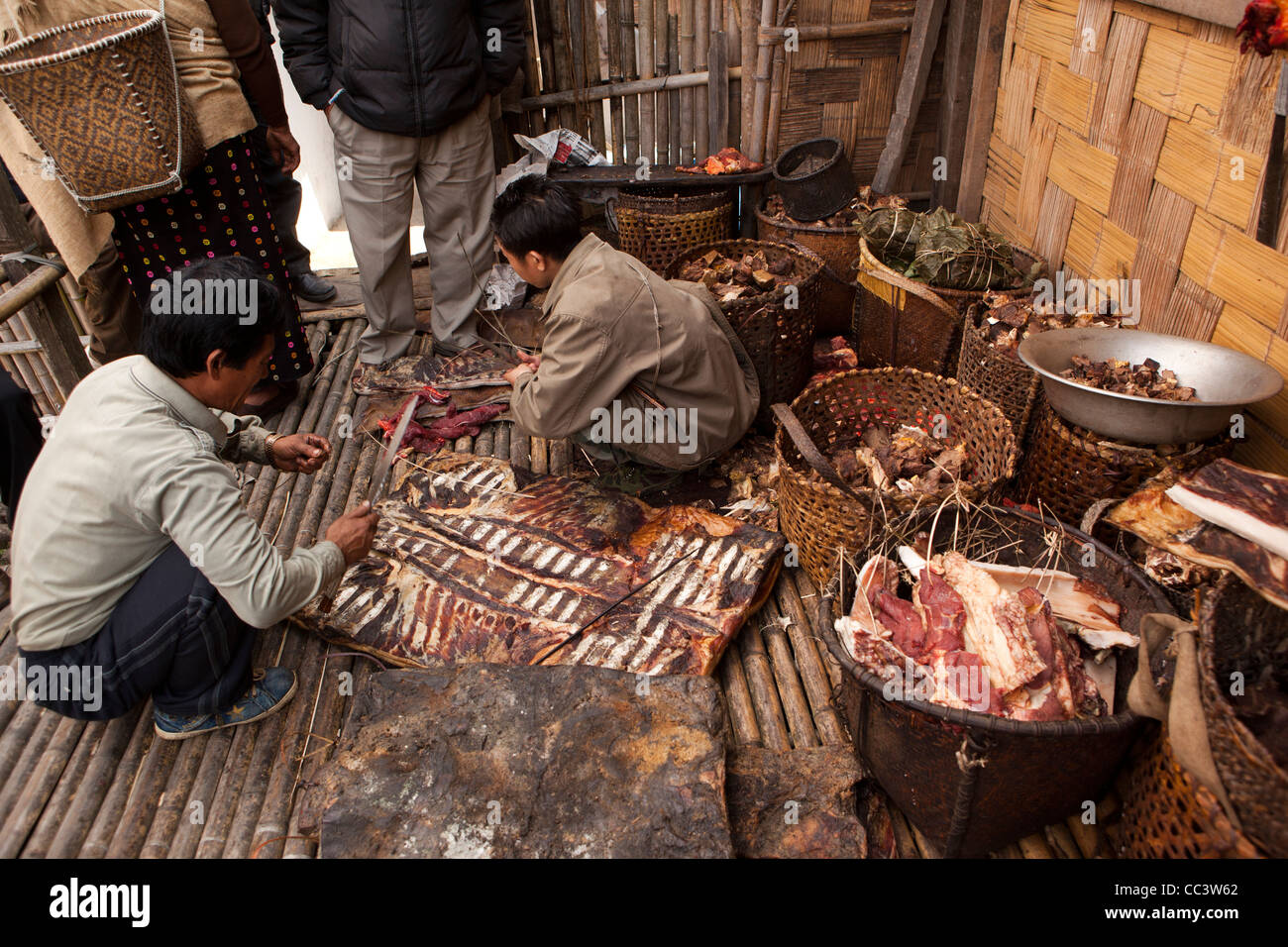 India, Arunachal Pradesh, Ziro Valle, Mida, uomini preparare la carne per nozze Foto Stock