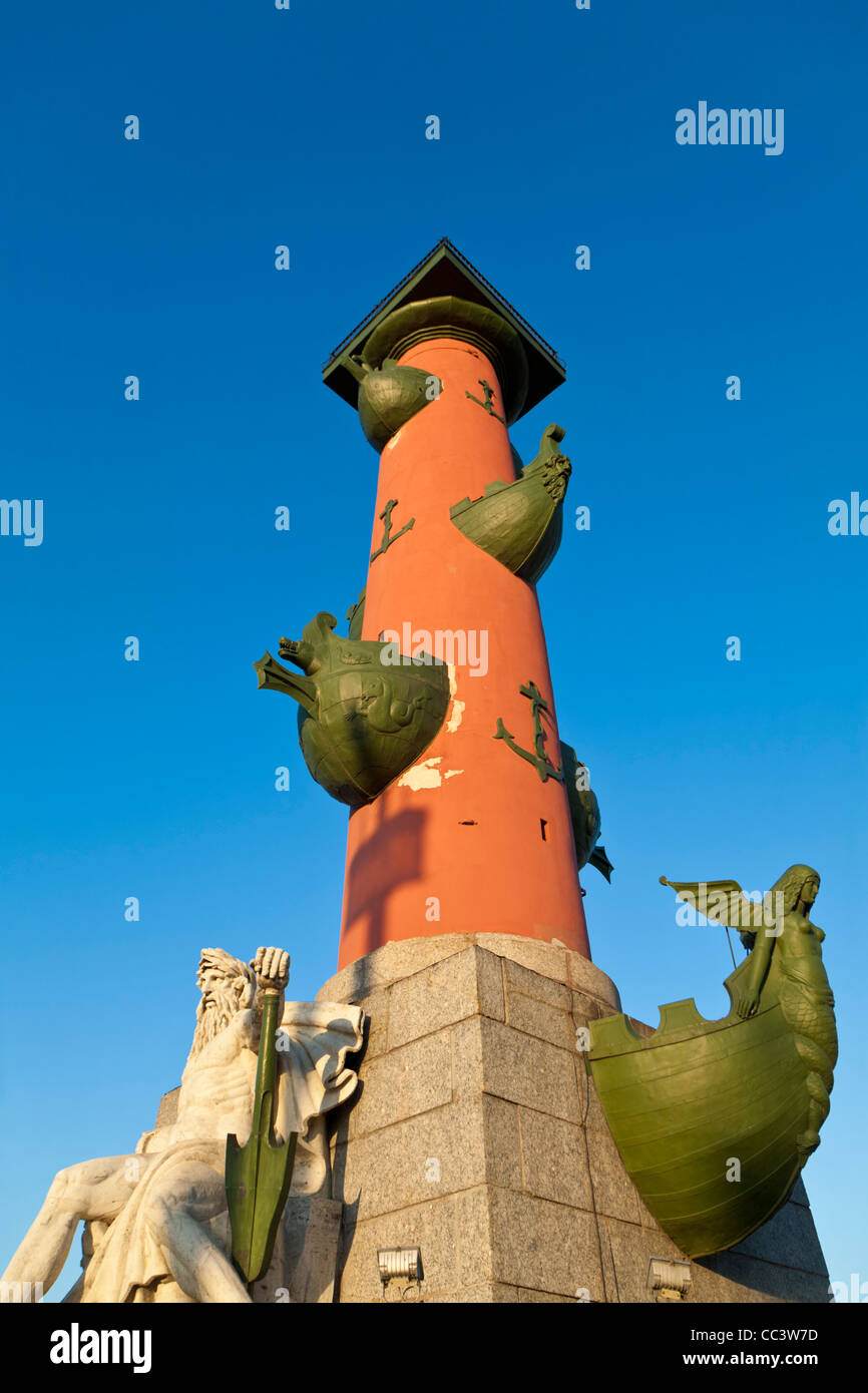 Russia, San Pietroburgo, Vasilevsky Island, colonne rostrale eretto su entrambi i lati della borsa Foto Stock