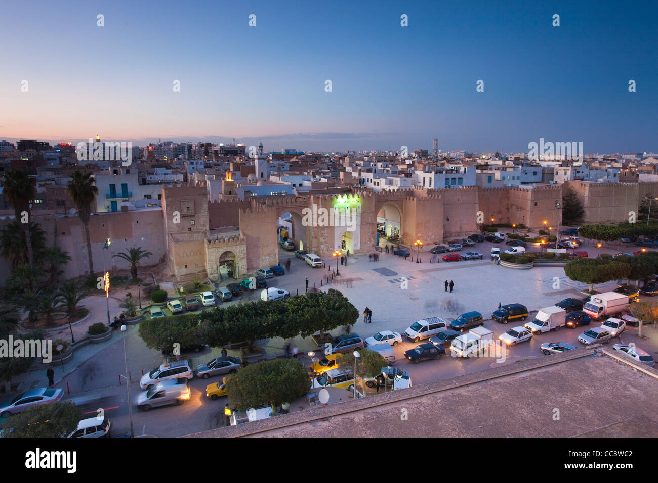 La Tunisia, tunisini Central Coast, Sfax, Medina lungo Avenue Ali Belhouane e Bab Diwan gate Foto Stock