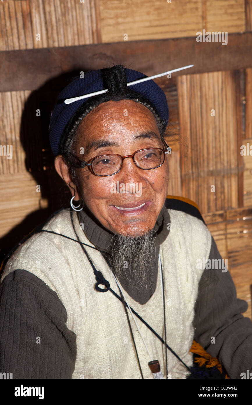 India, Arunachal Pradesh, Ziro Valle, Mida, Apatani uomo con i capelli in un tradizionale nodo piiding Foto Stock