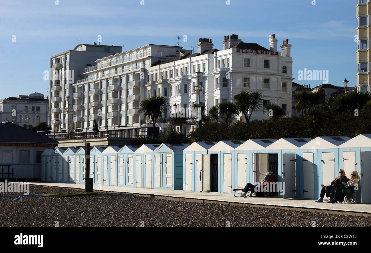 In inverno il sole sul lungomare di Eastbourne East Sussex Regno Unito Foto Stock