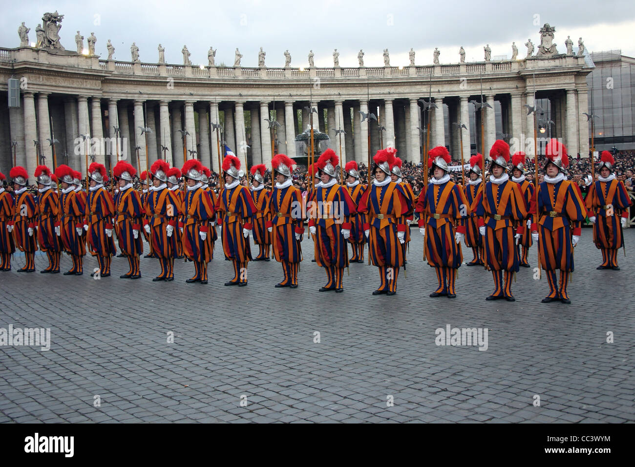 Città del Vaticano il XXI secolo - Aprile 20, 2005. Annuncio del Papa Benedetto XVI. Guardie Svizzere Parade Foto Stock