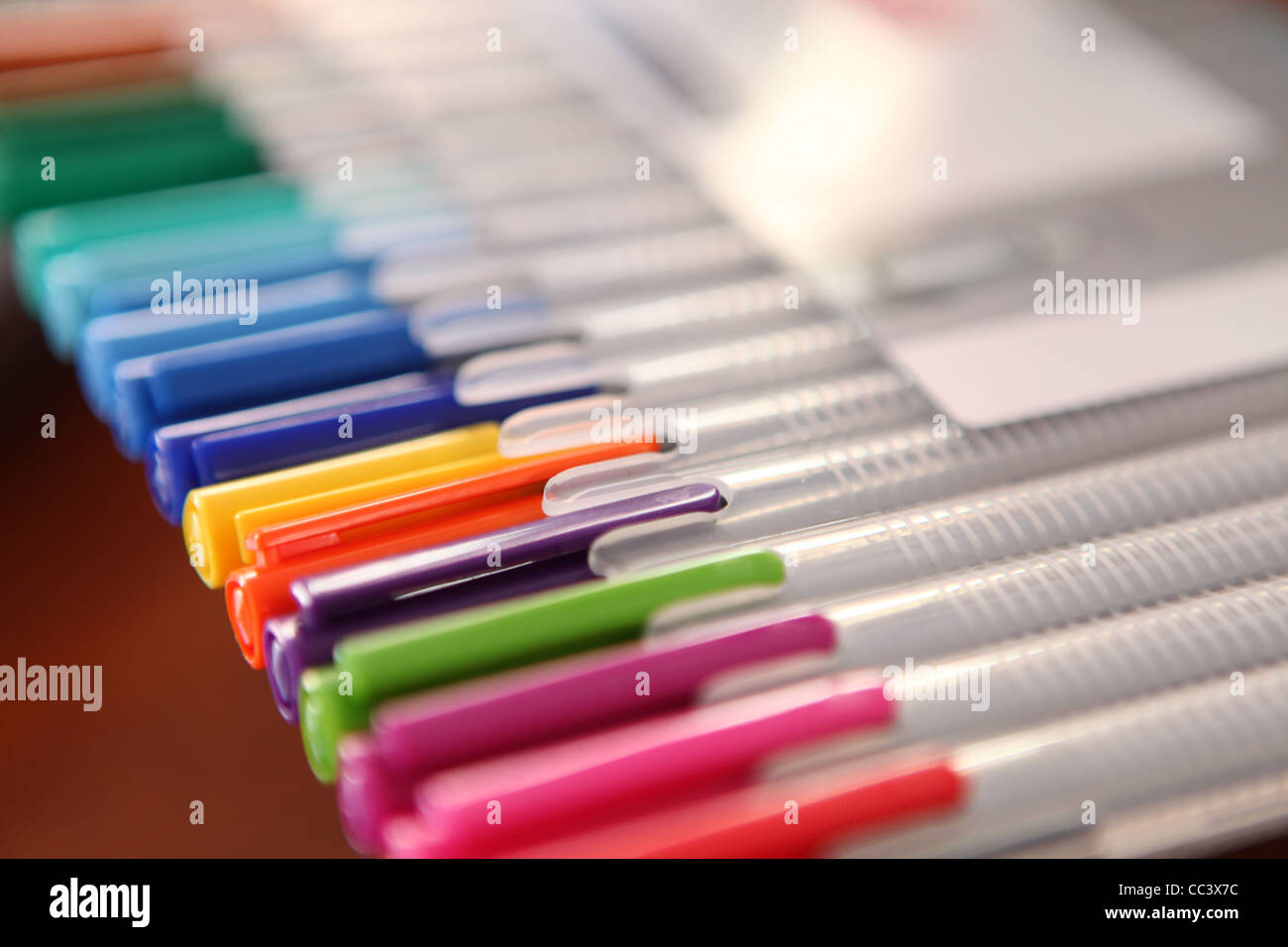 Fila di architetti colorate penne Foto Stock